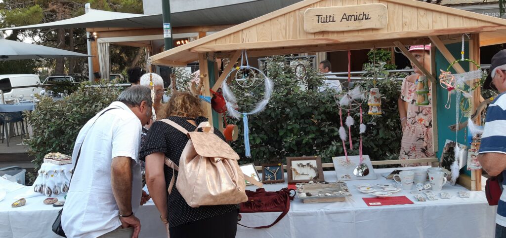 stand; Feria; Figari; foire annuelle; vente; objets; bricolage; groupe
