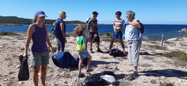 nettoyage plage; nature; écologie; groupe; partage; world cleanup day; Figari; Testa