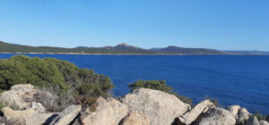 vue sur la mer et la côte du Sud Corse depuis le sentier côtien entre la plage du Furnellu et la tour d'Olmetu